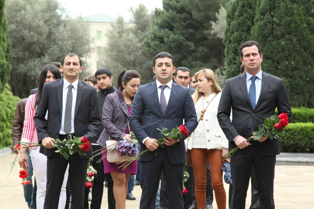 Federasiyanın rəhbərliyi, idmançıları və "Gələcəyə Baxış" ictimai hərəkatıyla birgə Ümummilli Lider Heydər Əliyevin 90 illik yubileyi ilə əlaqədar fəxri xiyabanı ziyarət etdilər. — foto 1