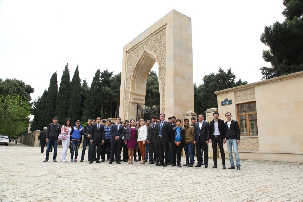 Federasiyanın rəhbərliyi, idmançıları və "Gələcəyə Baxış" ictimai hərəkatıyla birgə Ümummilli Lider Heydər Əliyevin 90 illik yubileyi ilə əlaqədar fəxri xiyabanı ziyarət etdilər. — foto 2