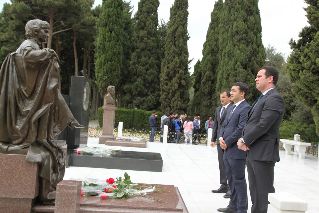 Federasiyanın rəhbərliyi, idmançıları və "Gələcəyə Baxış" ictimai hərəkatıyla birgə Ümummilli Lider Heydər Əliyevin 90 illik yubileyi ilə əlaqədar fəxri xiyabanı ziyarət etdilər. — foto 6