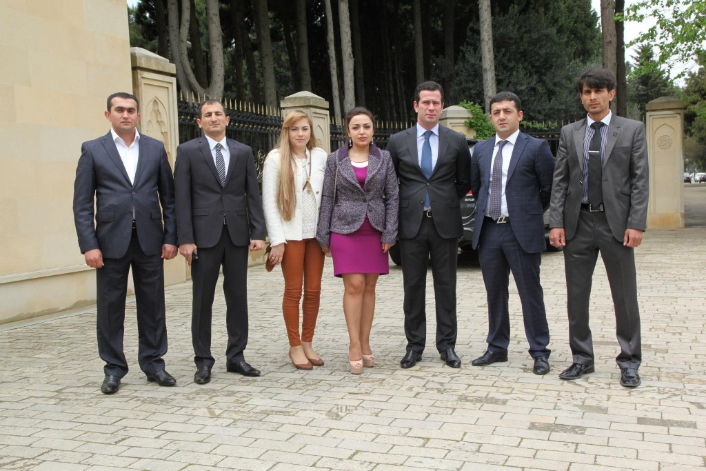 Federasiyanın rəhbərliyi, idmançıları və "Gələcəyə Baxış" ictimai hərəkatıyla birgə Ümummilli Lider Heydər Əliyevin 90 illik yubileyi ilə əlaqədar fəxri xiyabanı ziyarət etdilər. — foto 9
