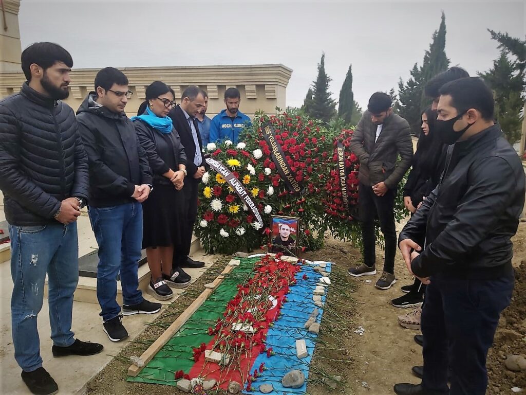 AAF rəhbərliyi və məşqçi heyyəti Alpaqutun ikinci şəhidinin məzarın ziyarət etdilər — foto 5