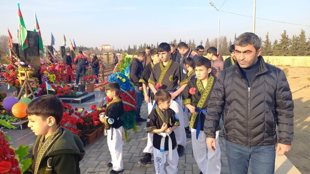 Alpaqutlar həmrəyliy günü münasibətilə Şəhidlər xiyabanını ziyarət etdi