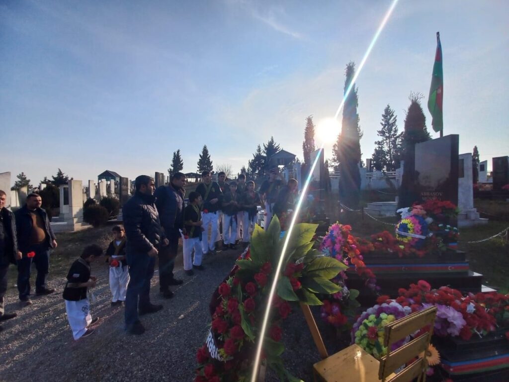 Alpaqutlar həmrəyliy günü münasibətilə Şəhidlər xiyabanını ziyarət etdi