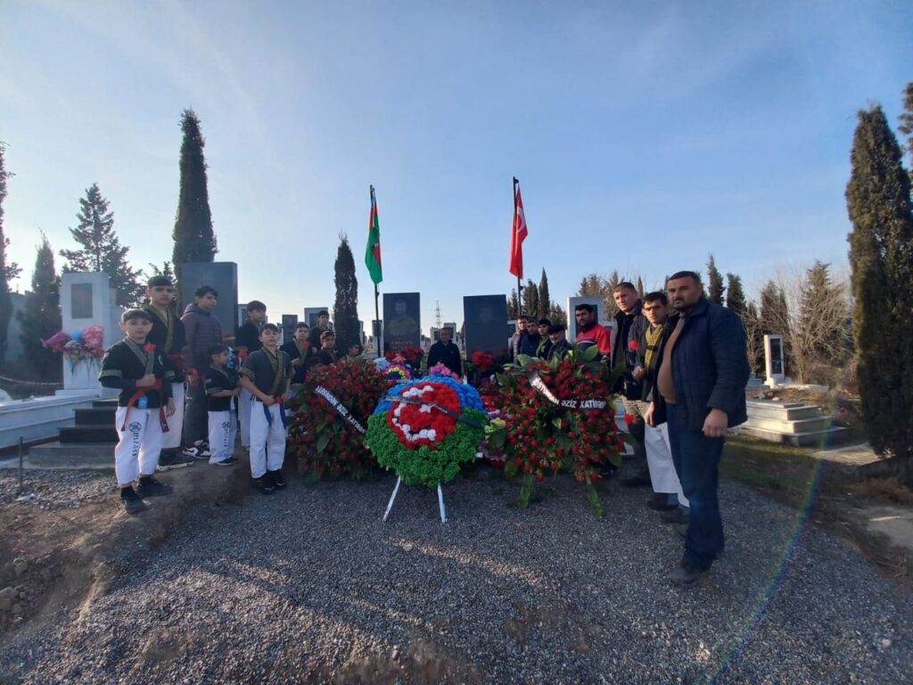 Alpaqutlar həmrəyliy günü münasibətilə Şəhidlər xiyabanını ziyarət etdi
