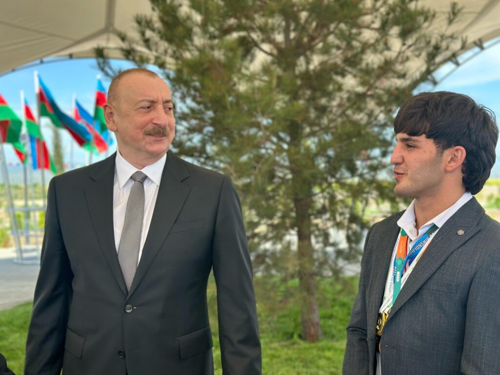 Prezident İlham Əliyev Ağdamda Alpaqut idmançısı Qənbər Ağayevlə söhbət etdi — foto 4